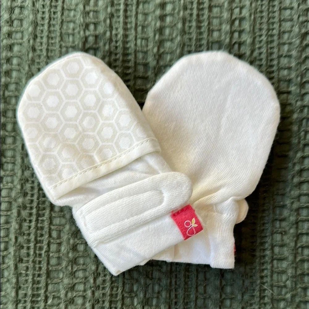 NWOT, 2 Pairs of Goumi Stay On Mitts